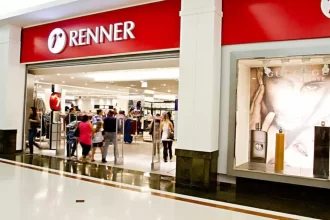 renner-recolhe-blusa-‘regret-nothing’,-usada-por-reu-de-estupro-ao-se-entregar-a-policia