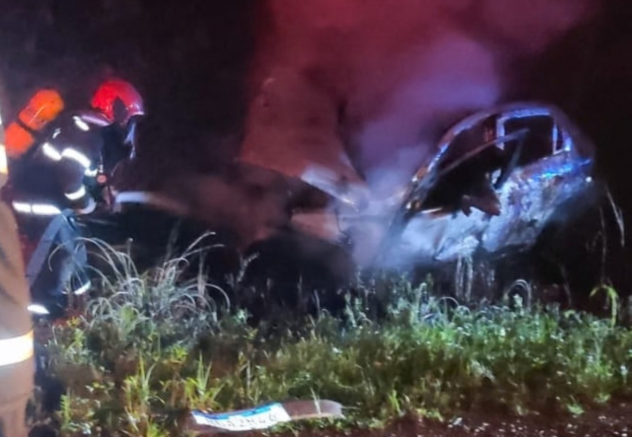 homem-morre-carbonizado-apos-carro-bater-em-caminhao-e-pegar-fogo-na-br‑153