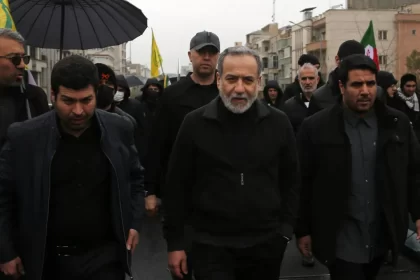 ira-discute-guerra-com-franca-e-alerta-para-risco-de-escalada