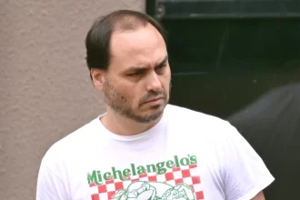 carlos-bolsonaro-diz-que-ex-presidente-esta-“inchado-e-irritado”-na-uti