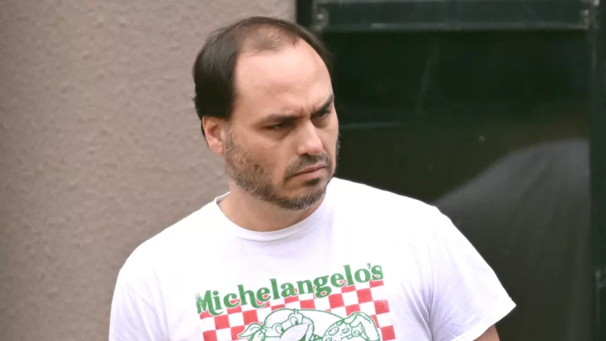 carlos-bolsonaro-diz-que-ex-presidente-esta-“inchado-e-irritado”-na-uti