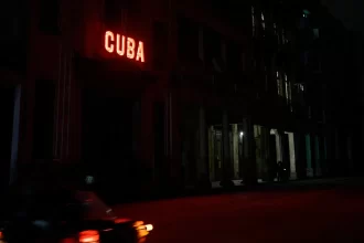 sob-bloqueio-dos-eua,-cuba-sofre-falha-total-da-rede-eletrica-e-fica-no-escuro
