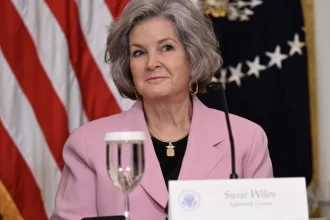 chefe-de-gabinete-da-casa-branca-recebe-diagnostico-de-cancer-de-mama