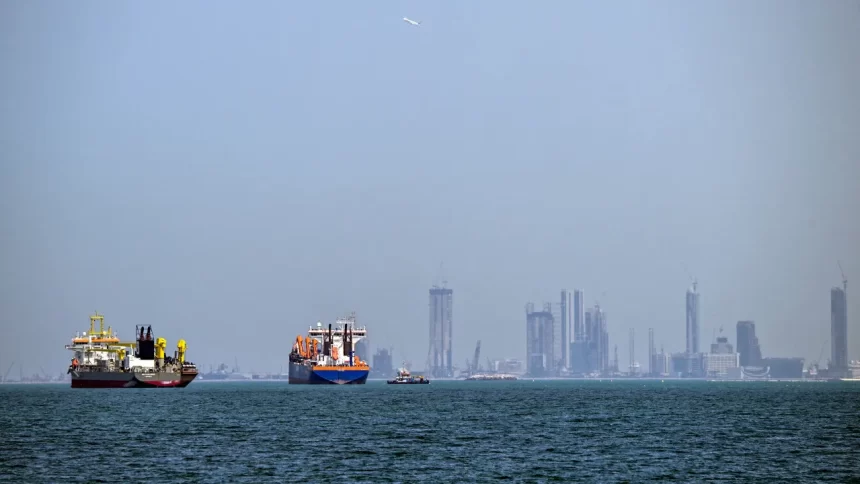 paises-recusam-ajuda-a-trump-no-estreito-de-hormuz,-e-ira-ataca-oleoduto