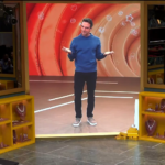 apos-big-fone,-tadeu-schmidt-adverte-participantes-do-‘bbb-26’-e-anuncia-recompensa-de-r$-10-mil-para-samira;-entenda