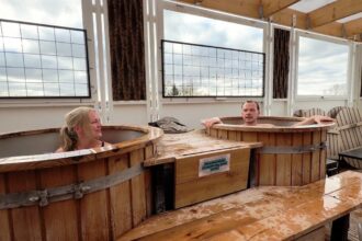 durante-eleicoes,-politicos-dinamarqueses-buscam-eleitores-ate-em-saunas