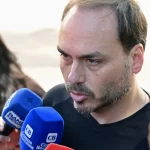 carlos-bolsonaro-publica-foto-do-pai-na-uti-apesar-de-proibicao;-veja