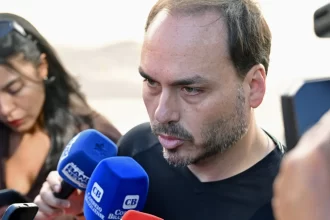 carlos-bolsonaro-publica-foto-do-pai-na-uti-apesar-de-proibicao;-veja