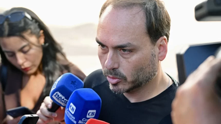 carlos-bolsonaro-publica-foto-do-pai-na-uti-apesar-de-proibicao;-veja