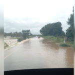 motoristas-se-arriscam apos-corrego-transbordar-e-passar-por-cima-de-rodovia-no-tocantins;