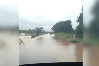 motoristas-se-arriscam apos-corrego-transbordar-e-passar-por-cima-de-rodovia-no-tocantins;