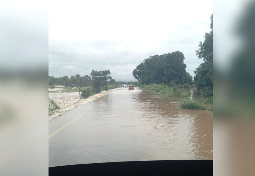 motoristas-se-arriscam apos-corrego-transbordar-e-passar-por-cima-de-rodovia-no-tocantins;