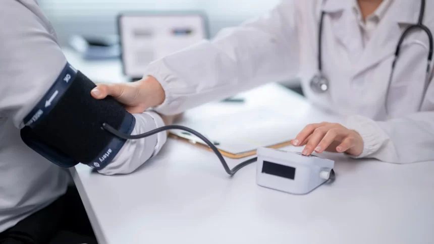 mec-sanciona-53-cursos-de-medicina-com-rendimento-insatisfatorio-no-enamed