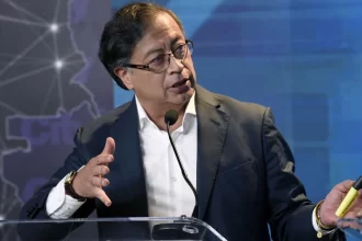 petro-sugere-que-equador-lancou-bombas-na-colombia;-noboa-nega-acao