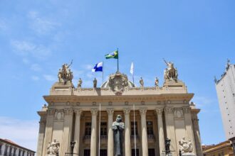 ferros-velhos-poderao-ser-fechados-se-venderem-fios-de-cobre-roubados