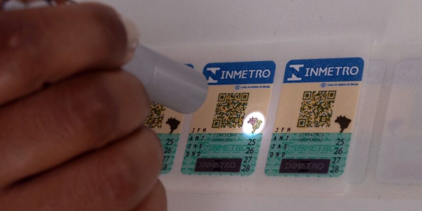selos-antigos-do-inmetro-para-capacete,-extintor-e-gnv-vencem-em-marco