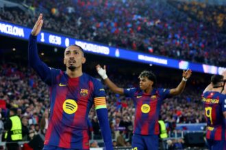 raphinha-marca-dois-em-goleada-do-barcelona-na-liga-dos-campeoes