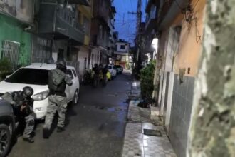 levantamento-mostra-que-operacoes-policiais-deixaram-160-mortos-na-mare-em-dez-anos,-e-alunos-perderam-o-equivalente-a-um-ano-letivo