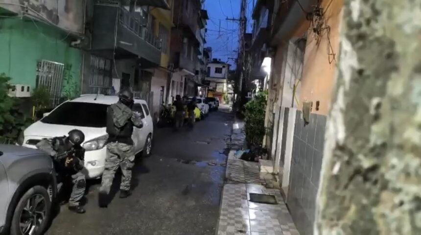 levantamento-mostra-que-operacoes-policiais-deixaram-160-mortos-na-mare-em-dez-anos,-e-alunos-perderam-o-equivalente-a-um-ano-letivo