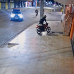 motociclista-perde-o-controle-da-direcao-ao-fugir-da-policia-e-atinge-churrasqueira-em-loja;