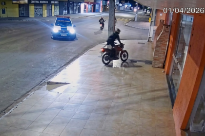 motociclista-perde-o-controle-da-direcao-ao-fugir-da-policia-e-atinge-churrasqueira-em-loja;
