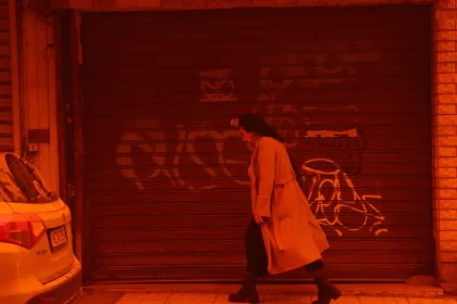 grecia-sob-um-manto-vermelho:-poeira-do-saara-transforma-cidades;-veja