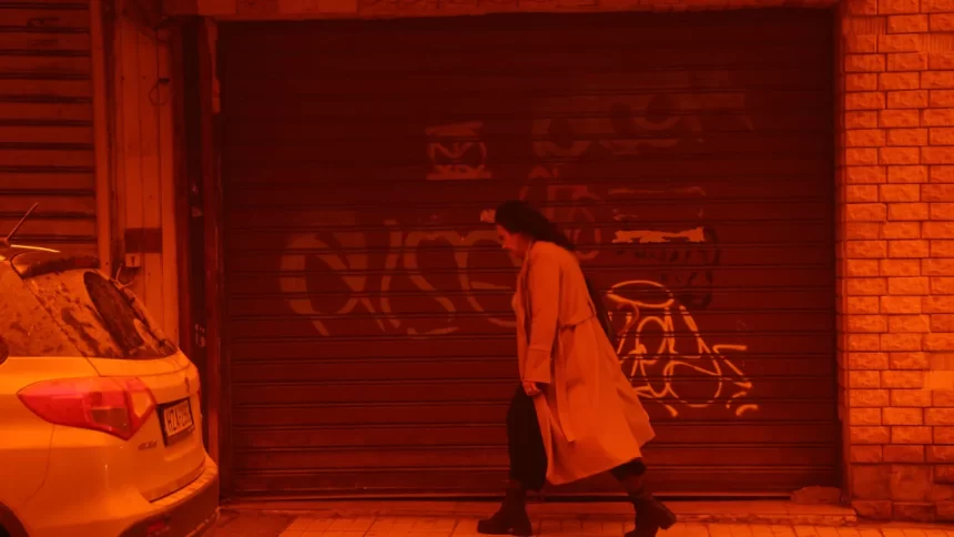 grecia-sob-um-manto-vermelho:-poeira-do-saara-transforma-cidades;-veja