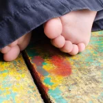 crianca-de-um-ano-morre-engasgada-com-unha-postica-da-mae