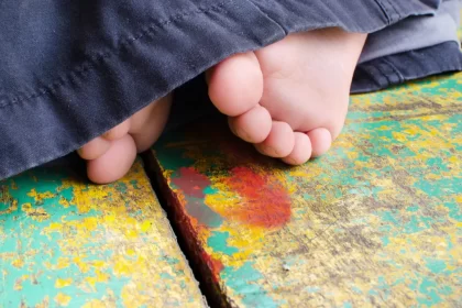 crianca-de-um-ano-morre-engasgada-com-unha-postica-da-mae