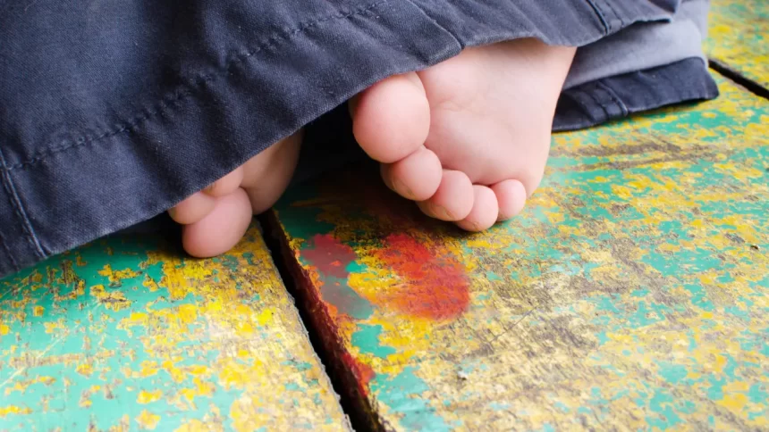 crianca-de-um-ano-morre-engasgada-com-unha-postica-da-mae