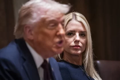 donald-trump-demite-procuradora-geral-dos-eua,-pam-bondi