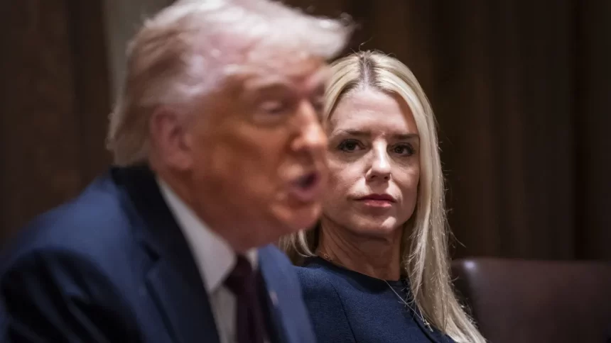 donald-trump-demite-procuradora-geral-dos-eua,-pam-bondi
