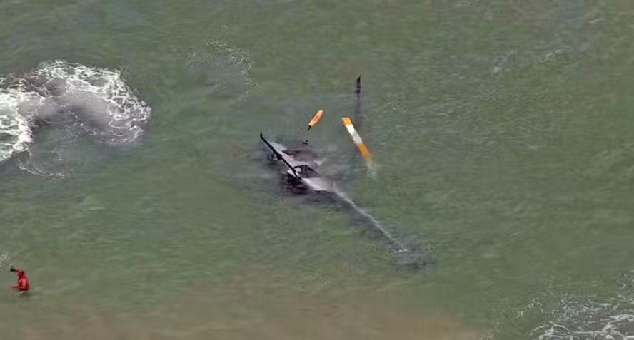 helicoptero-cai-no-mar-na-praia-da-barra-da-tijuca-em-pouso-forcado