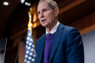 filho-de-senador-democrata-surge-em-troca-de-e-mails-com-epstein