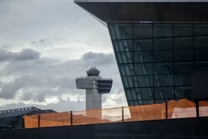 passageira-da-a-luz-em-pleno-voo:-“vai-ter-de-chamar-o-bebe-de-kennedy”