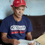 lavrador-se-emociona-ao-comprovar-que-esta-vivo-e-receber-documentos