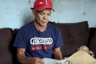 lavrador-se-emociona-ao-comprovar-que-esta-vivo-e-receber-documentos