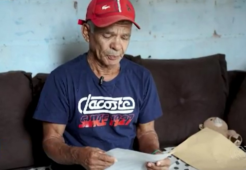 lavrador-se-emociona-ao-comprovar-que-esta-vivo-e-receber-documentos