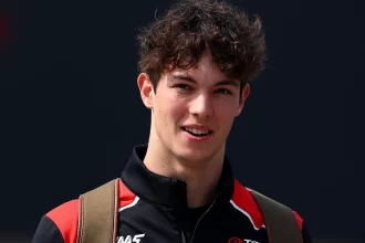 bearman-mira-ferrari,-fala-em-vitorias-e-nega-ameaca-a-hamilton:-‘nao-me-ve-assim’