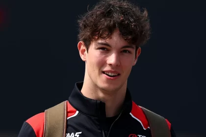 bearman-mira-ferrari,-fala-em-vitorias-e-nega-ameaca-a-hamilton:-‘nao-me-ve-assim’