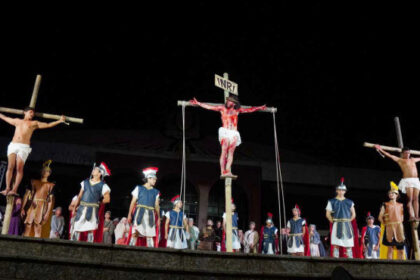 encenacao-da-paixao-de-cristo-emociona-publico-e-reune-centenas-de-pessoas-na-praca-dos-girassois-em-palmas-–-secom-to