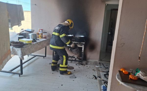 bombeiros-controlam-incendio-em-botijao-de-gas-em-residencia-de-araguaina-–-bombeiros-to