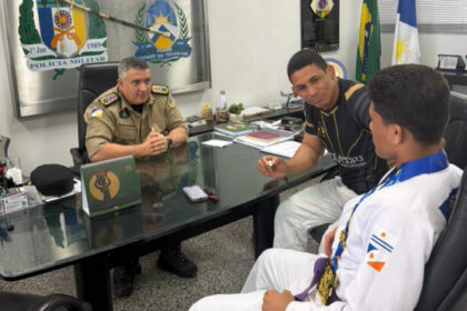 comandante-geral-da-pmto-recebe-atleta-campeao-pan-americano-e-destaca-impacto-do-projeto-dojo-de-ouro-–-pm-to