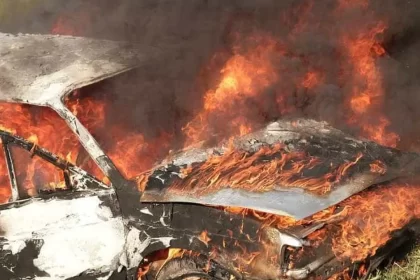 carro-bate-em-poste-e-pega-fogo,-matando-dois-adolescentes-nos-eua