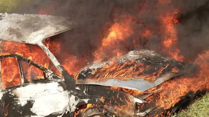 carro-bate-em-poste-e-pega-fogo,-matando-dois-adolescentes-nos-eua