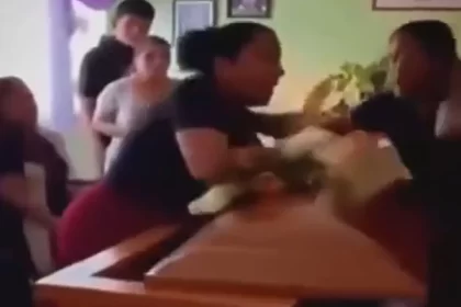 mulheres-descobrem-que-eram-amantes-do-mesmo-homem-durante-velorio;-veja!