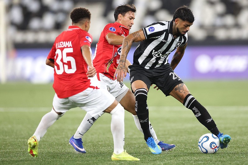botafogo-pressiona,-mas-nao-consegue-sair-do-empate-com-o-caracas-na-estreia-da-sul-americana