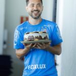everton-ribeiro-ganha-bolo-de-aniversario-em-treino-do-bahia