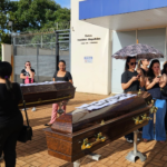 servidores-levam-caixoes-para-frente-de-secretaria-em-protesto-contra-terceirizacao-de-upas-em-palmas