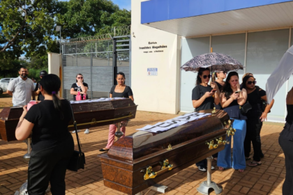 servidores-levam-caixoes-para-frente-de-secretaria-em-protesto-contra-terceirizacao-de-upas-em-palmas